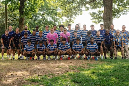 La selección nacional de las Islas Marshall posa para la fotografía oficial del equipo.