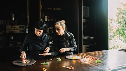 Fina Puigdevall (izquierda) y su hija Martina Puigvert, cocineras de Les Cols.