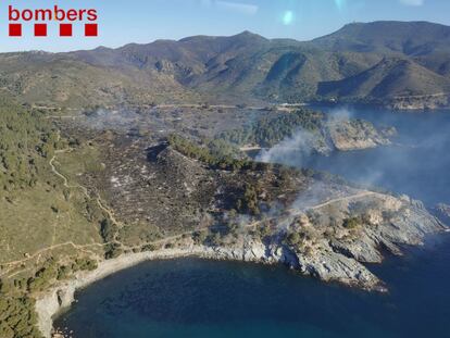 Imagen aérea del incendio en Roses (Girona).
