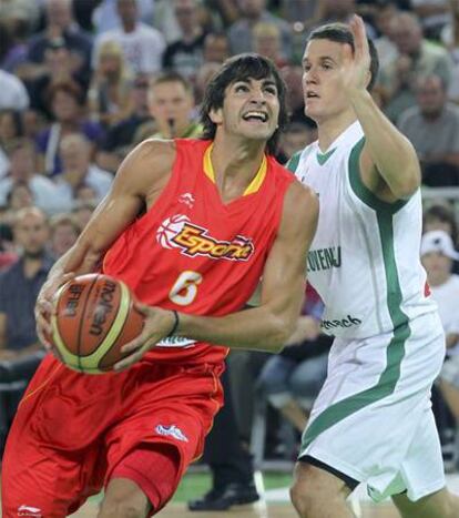 Ricky Rubio, ante la defensa eslovena.