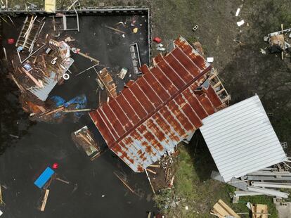 Vista aérea de los escombros de una vivienda en Horseshoe Beach (Florida), el jueves.