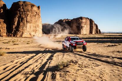 Fernando Alonso y Marc Coma preparan el Al Ula-Neom Rally en Arabia Saudí.