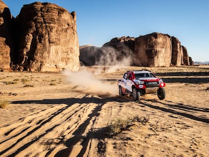 Fernando Alonso y Marc Coma preparan el Al Ula-Neom Rally en Arabia Saudí.