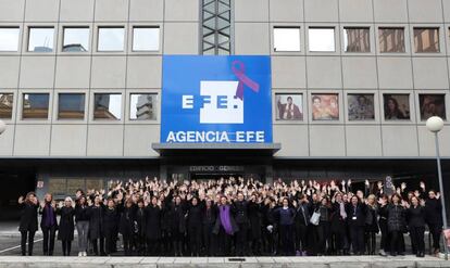 Trabajadoras de Efe concentradas este miércoles a las puertas de la agencia. 