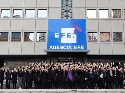 Trabajadoras de Efe concentradas este miércoles a las puertas de la agencia. 