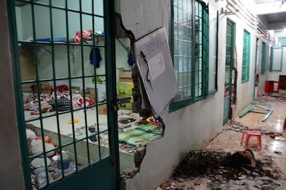 Residentes de un centro de rehabilitación duermen en sus habitaciones dañadas por varios drogadictos que escaparon del centro, en la provincia vietnamita meridional de Dong Nai.