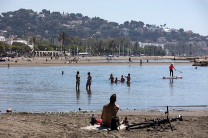 Bañistas playa de El Palo Malaga