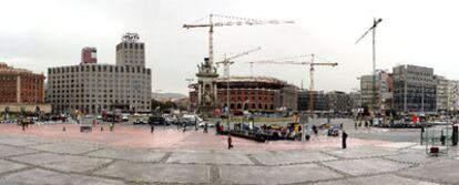 Panorámica de la plaza de Espanya, con la comisaría de los Mossos (a la derecha) en construcción.