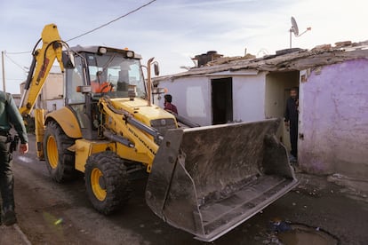 Una excavadora en la zona del asentamiento, este lunes. 