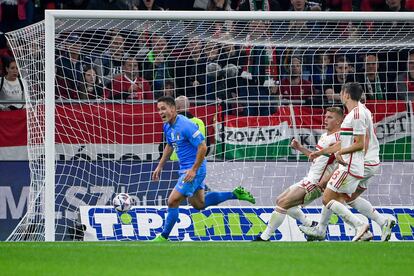 Giacomo Raspadori marca el 0-1 de Italia a Hungría.