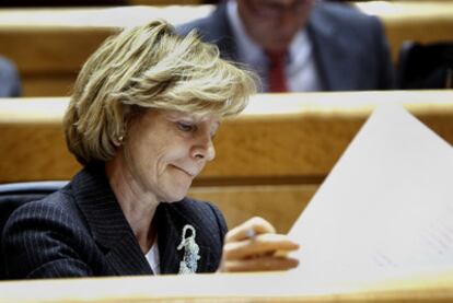 La vicepresidenta y ministra de Economía, Elena Salgado, en el pleno del Senado.