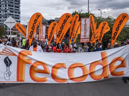 Integrantes de la Fecode marchan en Bogotá, este miércoles.