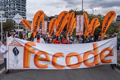 Integrantes de la Fecode marchan en Bogotá, este miércoles.
