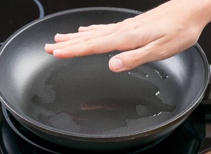 Para freír unas croquetas hay que esperar a que la sartén empiece a echar humo, ¿a que sí? Pues no. Hay que acabar ya con la creencia de que la temperatura de fritura es adecuada cuando el aceite empieza a humear. “Cuando el aceite humea significa que ya te has pasado, que se ha quemado. Habría que tirarlo y empezar de nuevo porque se ha corrompido. Nunca debe utilizarse un aceite que ha humeado”, avisa el nutricionista-dietista Juan Revenga. ¿Cómo sé cuándo está listo el aceite para freír? Sencillo. Con el truco que usaban nuestras abuelas: introduciendo un pedacito de pan en la sarten. Si el pan se queda en el fondo y no sube, la temperatura del aceite es baja para freír. Si, por el contrario, sube rápidamente a la superficie, el aceite tiene la temperatura perfecta para freír todo tipo de alimentos.