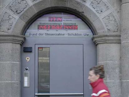 Reloj digital en Berlín que marca el aumento de la deuda.