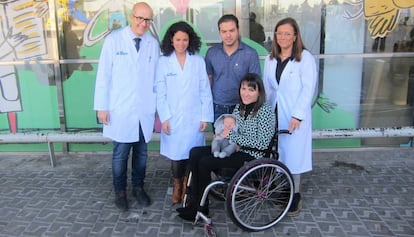 Los doctores Julio Herrero, Karla Rojas y Anna Suy, con una familia del programa de salud reproductiva para lesionados medulares de Vall d'Hebron.