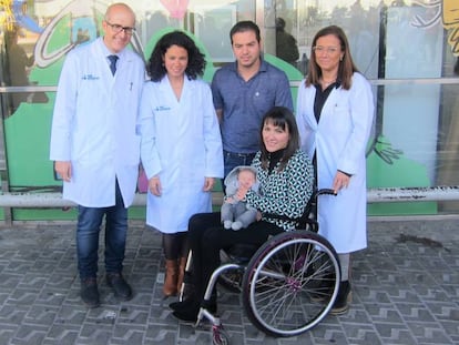 Els doctors Julio Herrero, Karla Rojas i Anna Suy, amb una família del programa de salut reproductiva per a lesionats medul·lars de Vall d'Hebron.