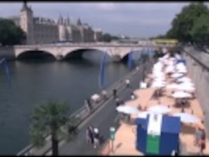 El río Sena se transforma en verano gracias a Paris-Plages, una iniciativa que lleva la arena al corazón de la capital francesa