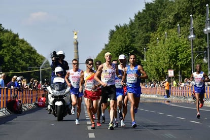 Javier Guerra (2i) compite en la maratón masculina donde el equipo español se ha llevado la plata con una marca en categoría masculina de 6h42:43, por detrás de Italia (6h40:48), el 12 de agosto de 2018, en Berlín.