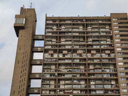 Vista general de la Torre Trellick Tower, por el arquitecto Erno Goldfinger, en Londres.