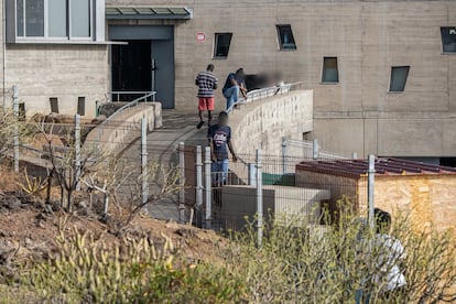 Menores migrantes en el centro en la zona de Hoya Fría, en Santa Cruz de Tenerife, este lunes.