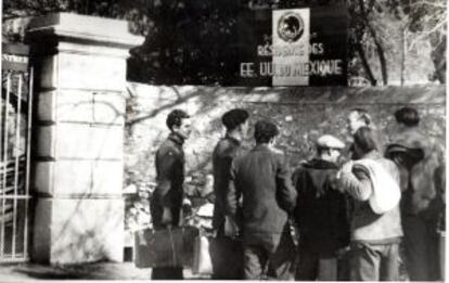 Republicanos españoles a las puertas del castillo Reynarde, convertido por Bosques en un lugar de refugio antes de embarcarlos para México.