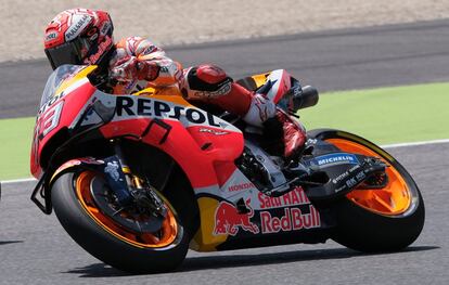 El piloto Marc Márquez, del equipo Repsol Honda, en una de las curvas del circuito.