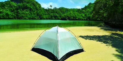 Acampada en medio de la playa en un viaje a una isla desierta en Modo Aventura.