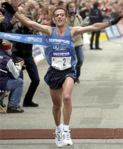 Julio Rey cruza ganador la meta en Hamburgo.
