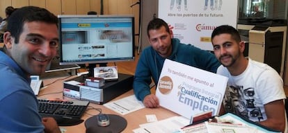 Dos jóvenes son atendidos por un orientador en la Cámara de Tenerife.