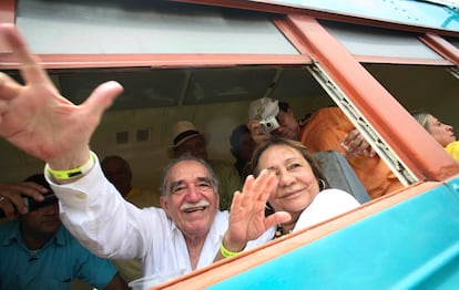 Gabriel Garcia Marquez e sua mulher, Mercedes Barcha, acenam o chegar de trem a Aracataca, em maio de 2007.