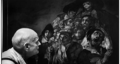 Henri Cartier Bresson, mestre da fotografia centrada na atenção, contempla um quadro de Goya em 1993.