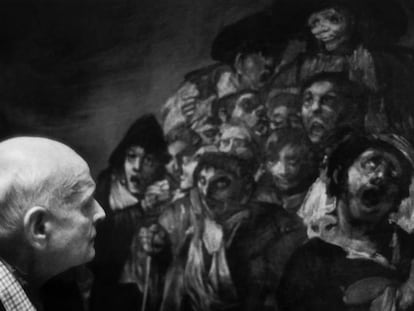 Henri Cartier Bresson, mestre da fotografia centrada na atenção, contempla um quadro de Goya em 1993.