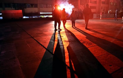 Sombras frente al edificio de Chihuahua durante la presentación de una próxima serie de televisión sobre el movimiento estudiantil de 1968 y la masacre de Tlatelolco, en la plaza Tlatelolco en la Ciudad de México