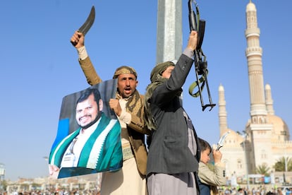 Un hombre sostiene un retrato del líder de la milicia Huthi, Abdul Malik al Huthi, en una protesta por los ataques estadounidenses contra objetivos de los insurgentes en Yemen, este viernes en la capital yemení, Saná.