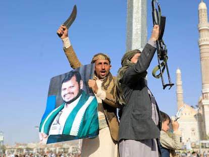 Un hombre sostiene un retrato del líder de la milicia Huthi, Abdul Malik al Huthi, en una protesta por los ataques estadounidenses contra objetivos de los insurgentes en Yemen, este viernes en la capital yemení, Saná.