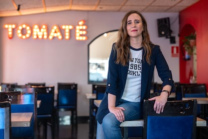 Natalia Junquera, redactora de El País en el bar Tomaté.