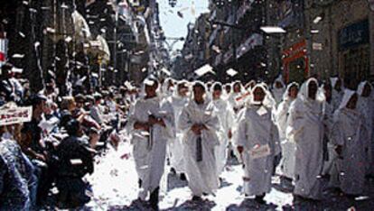 La gente siguió ayer en gran número los desfiles de la fiesta de Alcoy.