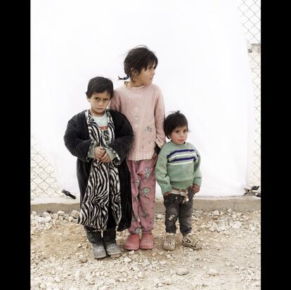 Fadwa de dos años, Essam, de cuatro y Layali, de seis. Son los hijos de Najila, que no se sentía segura con ellos en Siria.