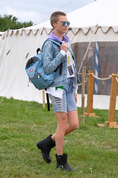 Todo al denim + mochila, la apuesta de Cara Delevingne.