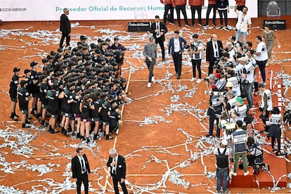 El español posa con los recogepelotas del Mutua Madrid Open. 