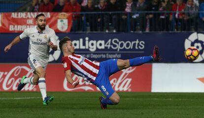 Saúl Ñíguez salva el balón ante la presencia de Dani Carvajal.


