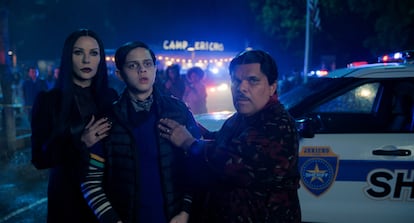 Catherine Zeta-Jones, Issac Ordonez y Luis Guzmán, en el tercer episodio de la segunda temporada de 'Miércoles'.
