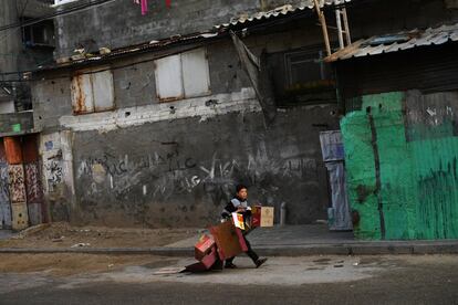 Según el informe de las Naciones Unidas, el 53 por ciento de los habitantes de Gaza vive en la pobreza. En la imagen, un joven lleva cartones para quemar por las calles de la ciudad de Gaza, el 18 de febrero de 2019.