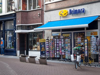 Una tienda de revistas y cigarrillos en Zutphen, Países Bajos.