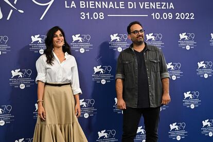 Los actores Mina Kavani y Reza Heydari posan en Venecia este viernes.