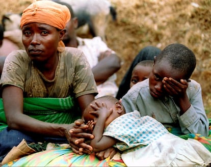 Una mujer hutu y sus hijos descansan durante su huida a Zaire (actual República Democrática del Congo), el 16 de agosto de 1994.