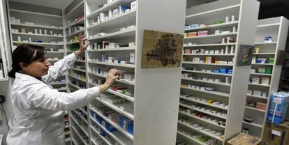 Una farmacéutica busca un medicamento.