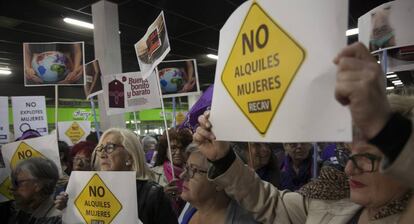 Manifestaci&oacute;n contra una feria de agencias de gestaci&oacute;n