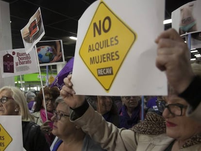 Manifestaci&oacute;n contra una feria de agencias de gestaci&oacute;n